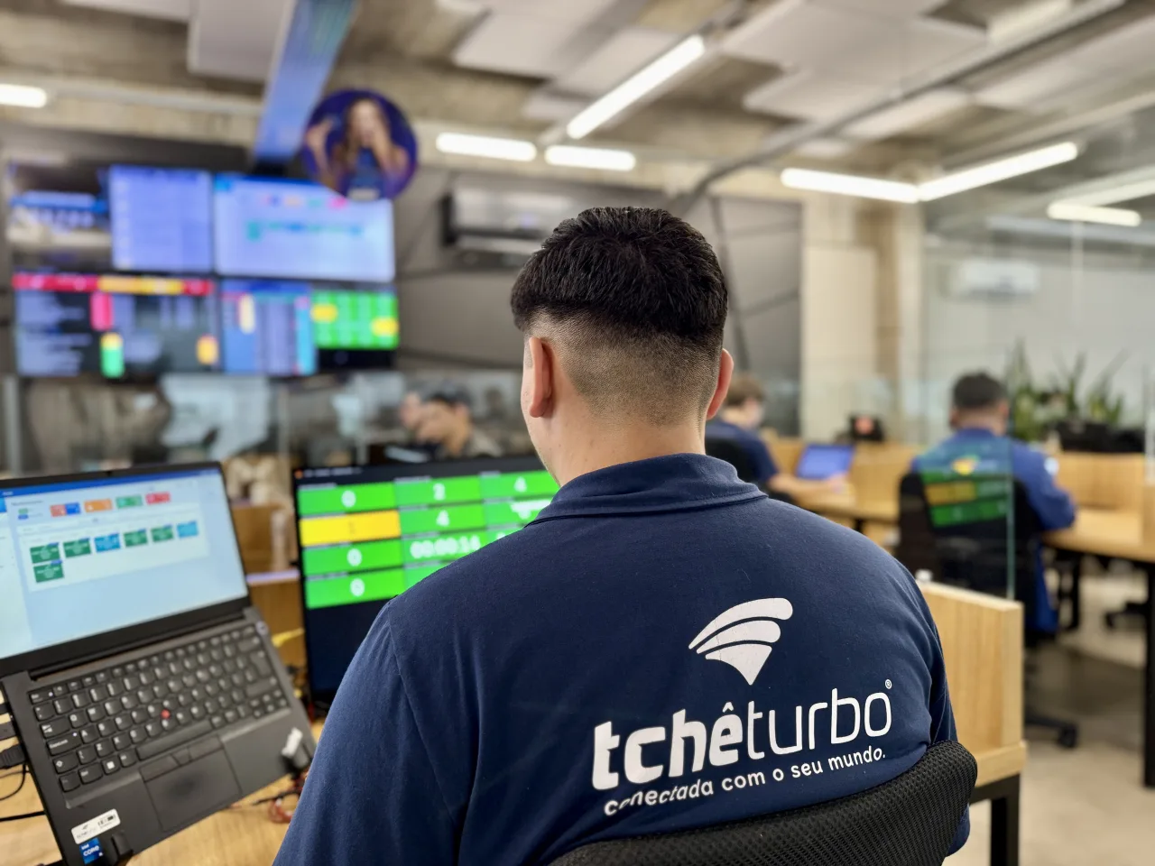 Equipe do SAC Tchêturbo realizando atendimentos